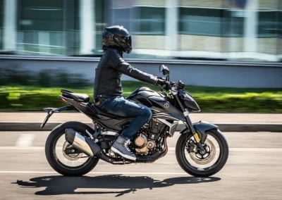 Facile à prendre en main à basse vitesse, elle reste stable et sereine lorsque le rythme augmente.