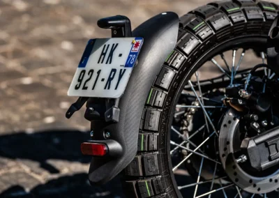 Le garde-boue arrière déporté contribue au style moderne et épuré de la moto.