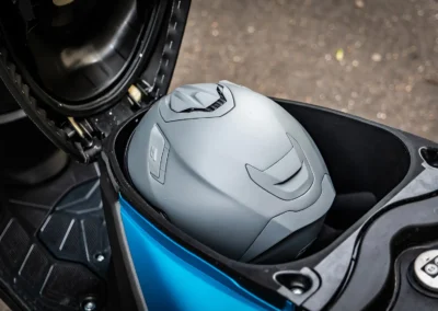 Malgré son gabarit compact, le coffre du RZR accepte un casque jet.