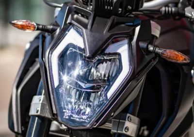 Le regard de la R625 est marqué par un phare avant à 100% LED.