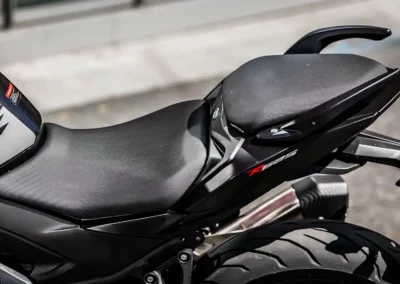 La selle présente une assise suffisamment généreuse pour les déplacements quotidiens.