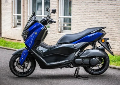 Le NMAX affiche un design plus affirmé que le RayZR.