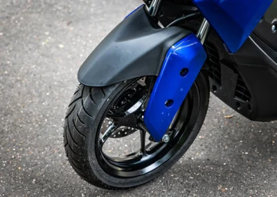 Les pneus Dunlop Scoot Smart associés aux roues de 13 pouces du NMAX assurent une excellente tenue de route.