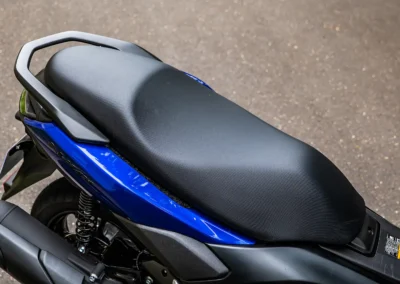 Le NMAX et sa selle située à seulement 770 mm du plancher des vaches se veut accessible.