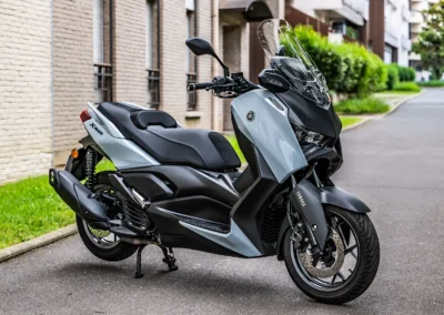Le XMAX mise sur un style tendu et dynamique qui lui confère une véritable allure de GT sportif.