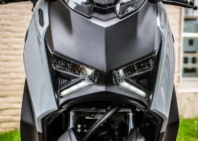 La face avant du XMAX conserve une identité immédiatement reconnaissable, notamment grâce à son phare doté d'une signature lumineuse en forme de X.