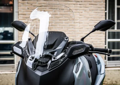 Le XMAX s’offre le luxe de proposer un pare-brise électrique sur la version TechMax.