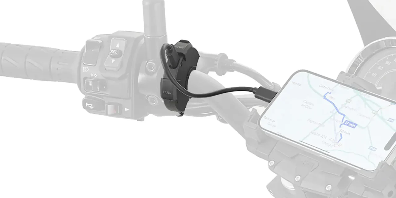 GIVI S120 : une prise USB-C moto pour voyager connecté