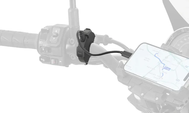 GIVI S120 : une prise USB-C moto pour voyager connecté