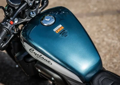 Avec une consommation relevée à 3 l/100 km lors de notre essai, la Cyclone RA125 peut viser près de 500 km d'autonomie grâce à son réservoir de 15 litres.