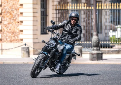 La RA125 combine maniabilité en ville et stabilité rassurante lorsque le rythme augmente.