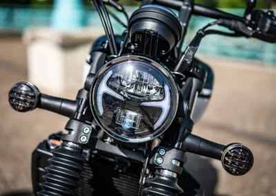 La Cyclone RA125 adopte un phare rond Full LED qui souligne son identité de custom.