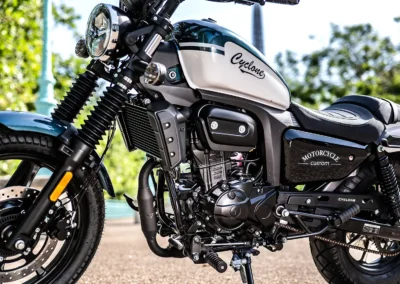 La RA125 mise sur son identité custom sans négliger les aspects pratiques.