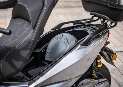 Le coffre sous la selle peut accueillir un casque intégral, un atout essentiel pour un scooter GT.
