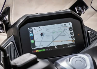 Le premier élément qui retient l'attention est sans conteste la compatibilité avec Apple CarPlay et Android Auto.