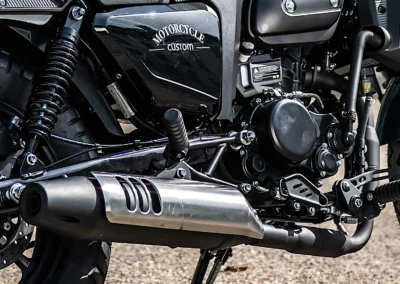 Dès le premier regard, la Cyclone RA125 reprend les codes de la moto custom traditionnelle avec son échappement bas.