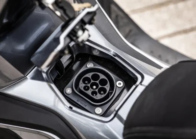 La recharge complète demande environ 4 heures. Le e-Cruiser ne dispose pas de récupération d’énergie à la décélération ou au freinage.