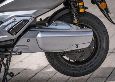 Le e-Cruiser embarque un moteur brushless intégré à la roue arrière, développant 11 kW en puissance nominale et jusqu’à 21,2 kW en crête.