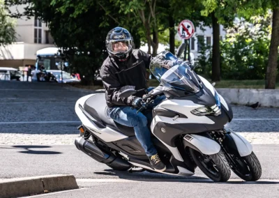 En courbes, le système multi-essieux Yamaha fait merveille, avec des prises d’angle ultra naturelles.
