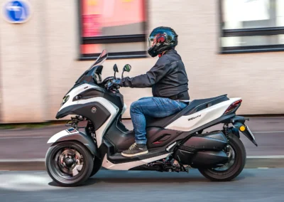Plus stable et mieux équipé que son concurrent, le Tricity 300 se distingue surtout par sa polyvalence, aussi à l’aise en ville que sur route.