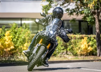 Sur les petites routes, la RX2 reste stable en virage et offre un comportement rassurant.