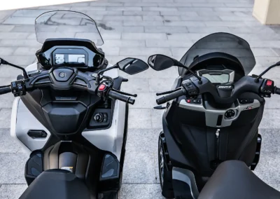 Les deux scooters bénéficient de la connectivité smartphone, via l’application MyRide chez Yamaha et MIA sur la version Sport du Piaggio.