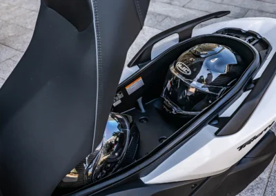 Le Yamaha profite d’un immense coffre sous la selle permettant de loger deux casques intégraux.