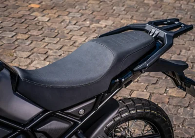 Avec ses 820 mm de hauteur de selle, la RX2 peut sembler haute sur le papier, mais elle reste relativement accessible une fois en selle.