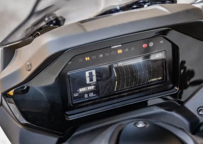 Le poste de pilotage du Yamaha évolue avec l’arrivée d’un nouveau tableau de bord TFT couleur de 4,2 pouces, associé à un écran LCD de 2,8 pouces.