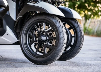 Roues de 14 pouces et doubles fourches de 100 mm : le Tricity 300 reste imperturbable dans les courbes.