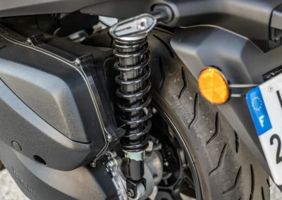 Les amortisseurs du Yamaha offrent un confort satisfaisant.