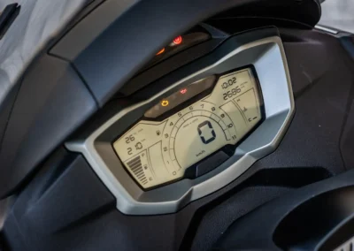 Le MP3 310 est équipé d’un tableau de bord LCD de 5 pouces en noir et blanc un peu « tristoune », qui affiche les informations essentielles.