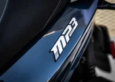 Le Piaggio MP3 310 HPE qui revendique une approche plus traditionnelle du segment, en associant protection, performances et polyvalence.