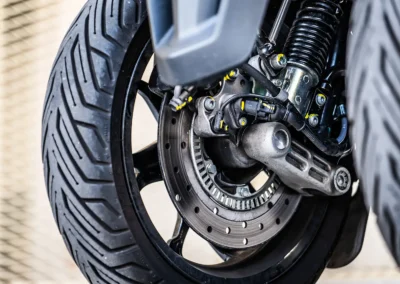 Les Michelin City Grip 2 du MP3 assurent une bonne adhérence, y compris sur route mouillée.