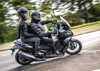 La fourche accompagne le freinage avec un comportement proche de celui d’une moto.