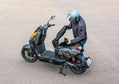 Grâce aux batteries situées sous le plancher plat, le coffre n’est pas sacrifié et peut accueillir un casque.