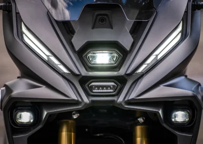 Les projecteurs additionnels à LED améliorent la visibilité tout en participant au look du SR450X.