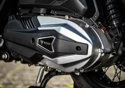 Le SR450X est animé par un bicylindre de 398 cm³ développant 42 ch à 8 000 tr/min et 44 Nm à 5 750 tr/min.