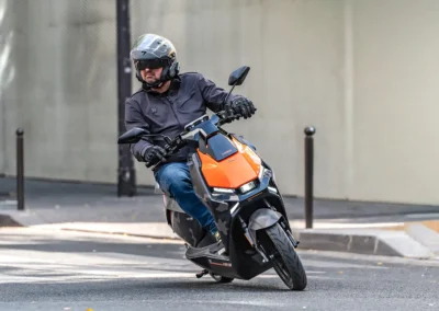 Le Niu FQiX-300 dispsose d’un TCS (traction control) et d’un ABS déconnectable.
