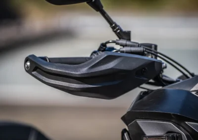 Le SR450X adopte de série des protège-mains, à la fois utiles pour renforcer son look baroudeur et protéger le pilote.