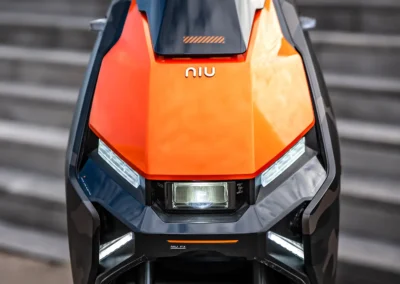 Le style sportif est tranchant avec des arrêtes saillantes, une ligne sculptée et un phare LED en forme de X qui inaugure une nouvelle identité pour la marque.