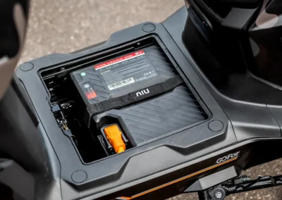 Les batteries sont situées sous le plancher plat.