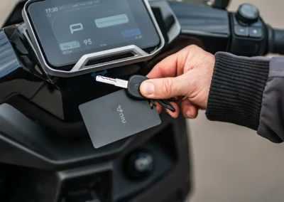 Doté de technologies dernier cri, ce modèle dispose d’une carte NFC pour mettre le scooter sous tension.