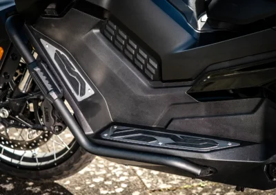 Les protections tubulaires au niveau des marche-pieds renforcent la protection du SR450X en cas de chute ou de choc.