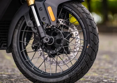 Le SR450X conserve un comportement stable. Sa roue avant de 17 pouces contribue notamment à cette bonne tenue de route.