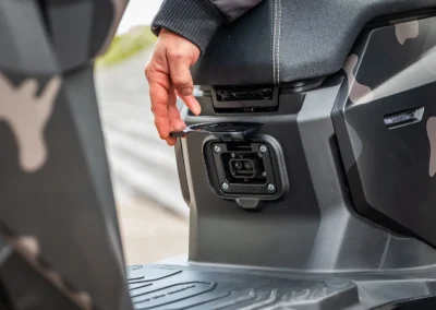 Une prise permet de recharger le scooter directement.