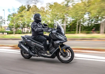 Avec son bicylindre, le SR450X adopte un fonctionnement plus proche de celui d’une moto que d’un scooter à monocylindre.