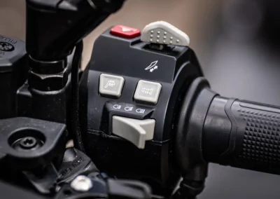 Poignées et selle chauffantes disposent de réglages indépendants pour le pilote et le passager.