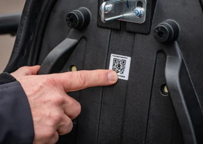 La mise en service demande au préalable de flasher un QR Code placé sous la selle.
