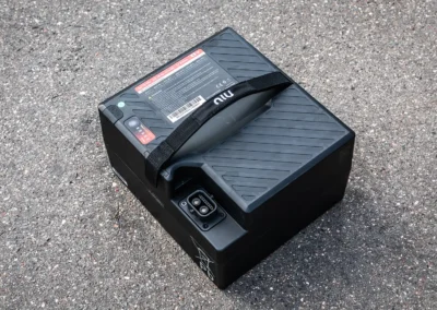 Pour mouvoir son scooter, Niu a opté pour deux batteries indépendantes et amovibles. Avec un poids de 15,5 kilos chacune, il faut pas mal de force pour les déplacer.